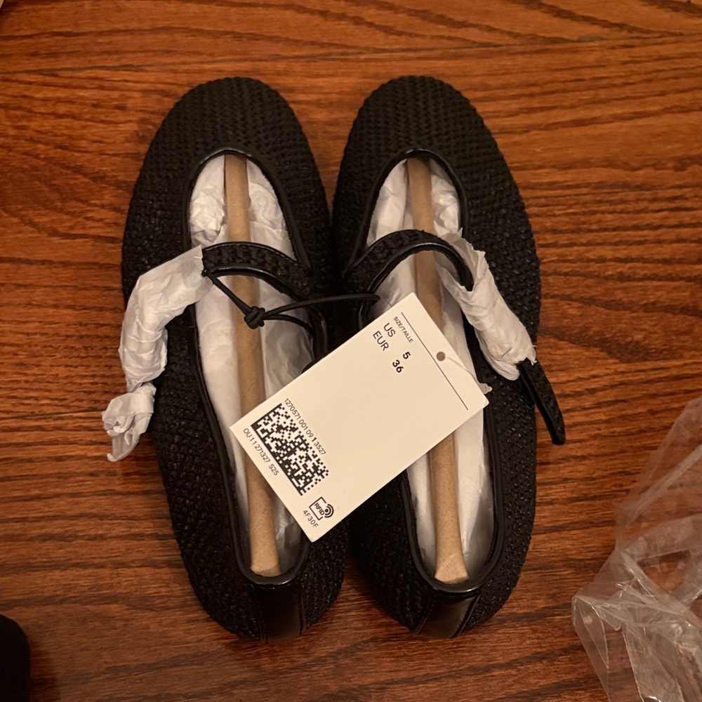 H&M Black Textured Flats